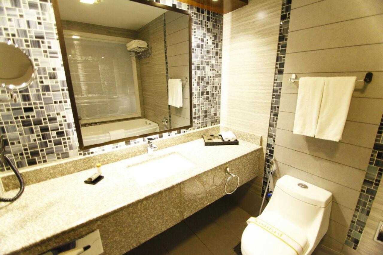 Hotel Dgates Lahor Dış mekan fotoğraf